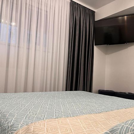 White & Silver Luxury Apartament Craiova Bagian luar foto