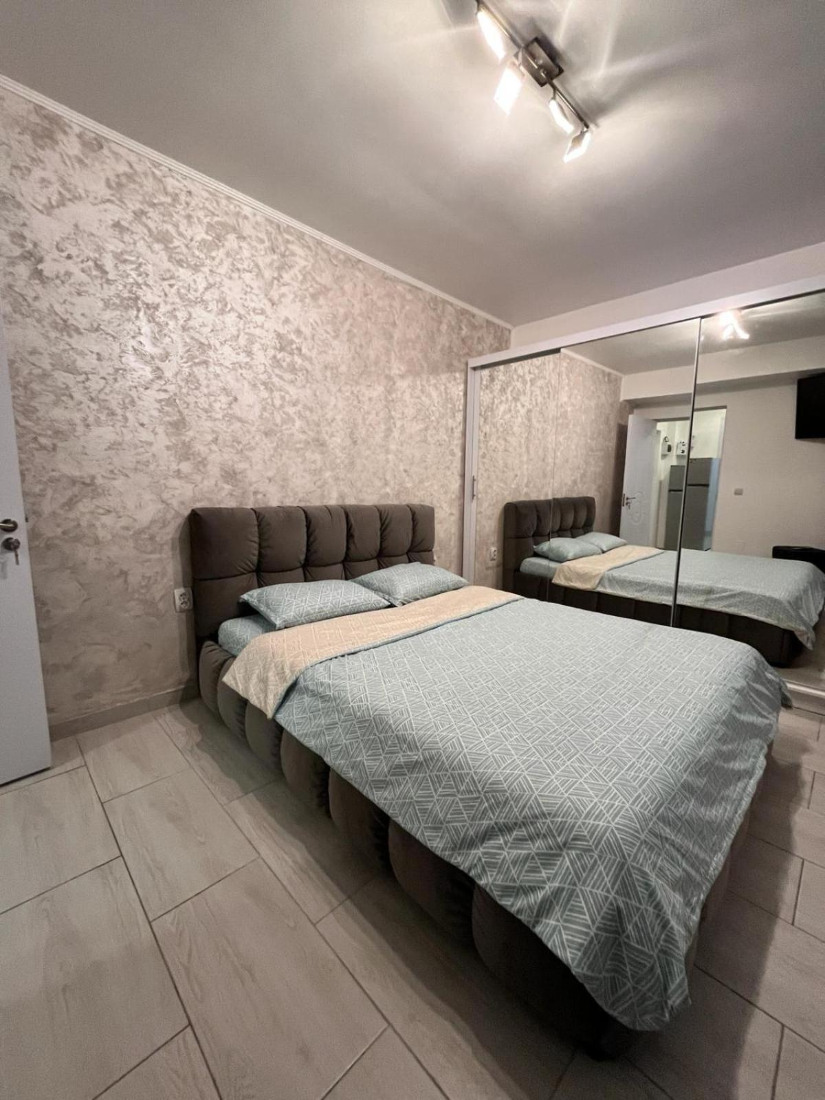 White & Silver Luxury Apartament Craiova Bagian luar foto