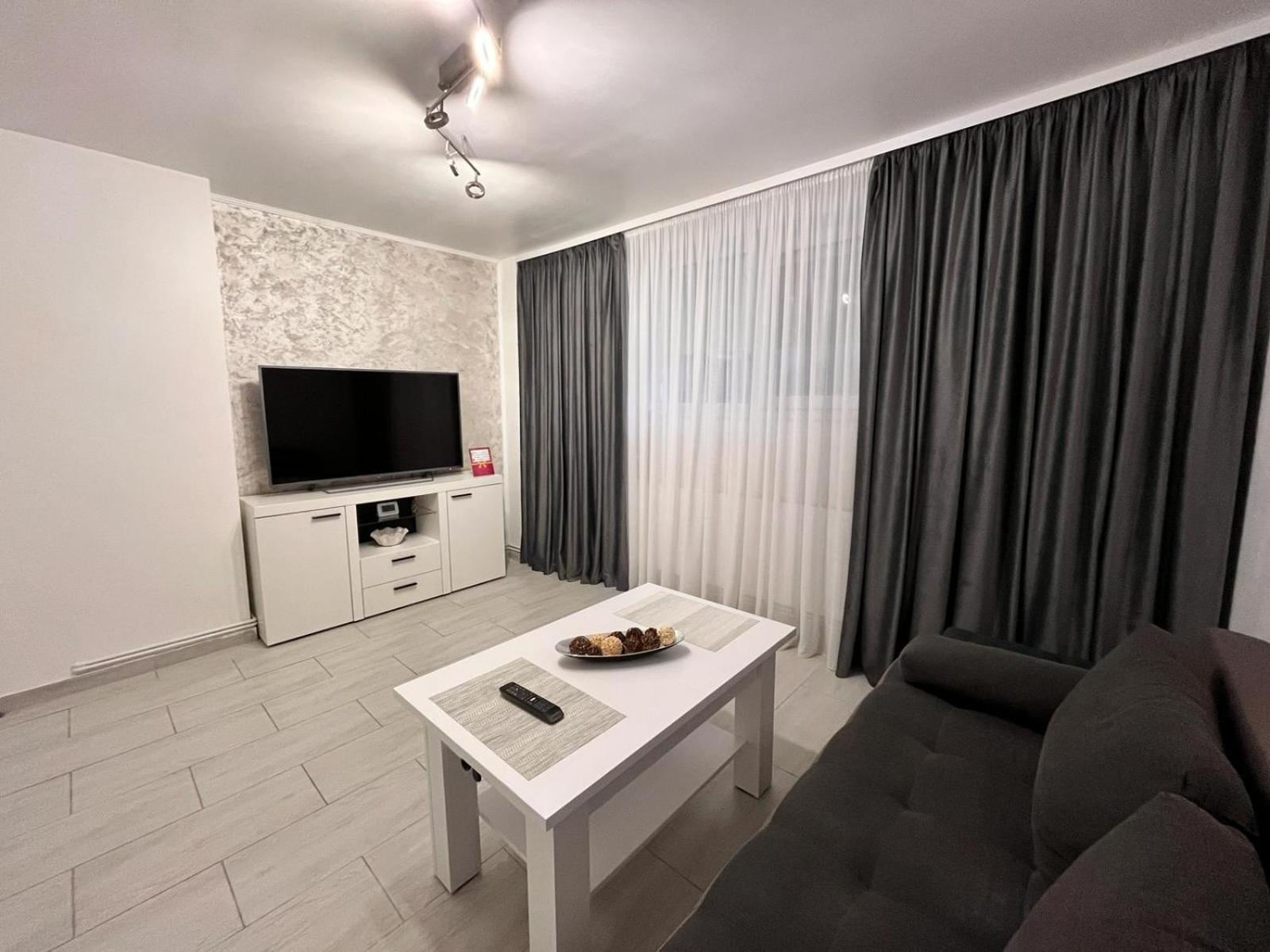 White & Silver Luxury Apartament Craiova Bagian luar foto