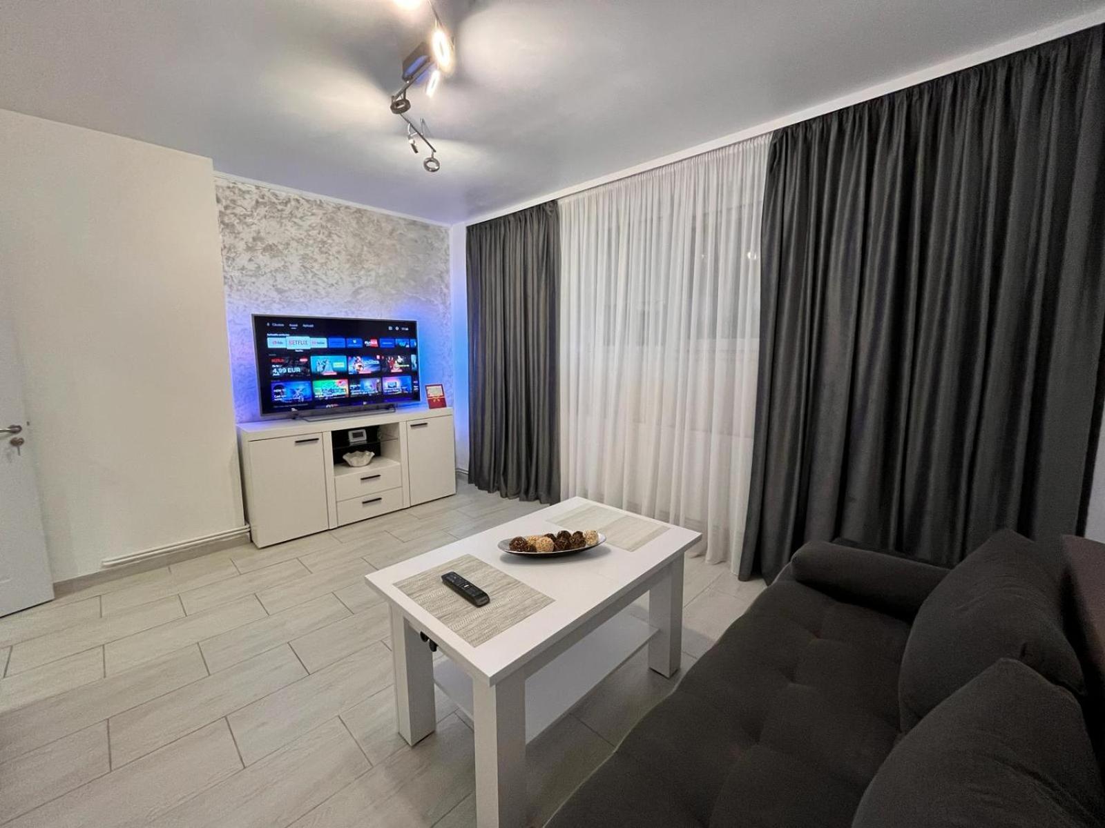White & Silver Luxury Apartament Craiova Bagian luar foto