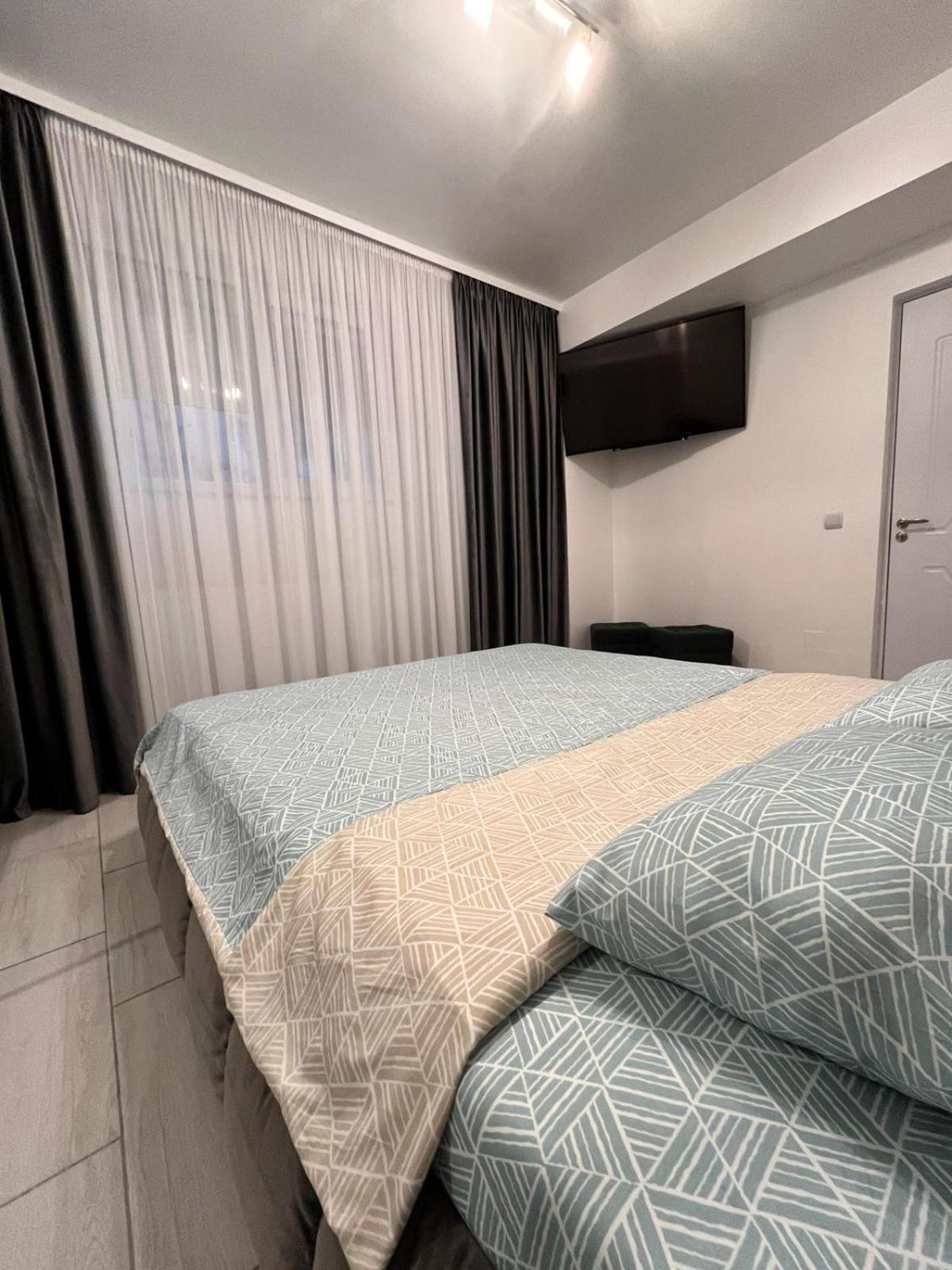White & Silver Luxury Apartament Craiova Bagian luar foto